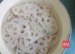 凉拌藕片（连菜）的做法图解1