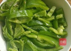 青椒木耳炒肉的做法图解3
