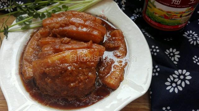 蒸好以后扣入盘中，香浓可口，入口即化的【粉蒸肉】就制作完成了。