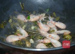 酸菜炒白虾的做法图解5