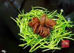 腊肠炒芦蒿的做法图解4