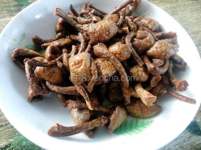 蘑菇泡发后，剪掉根部，清洗干净