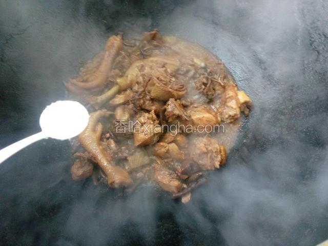 待锅中剩少许汤汁，加入味精