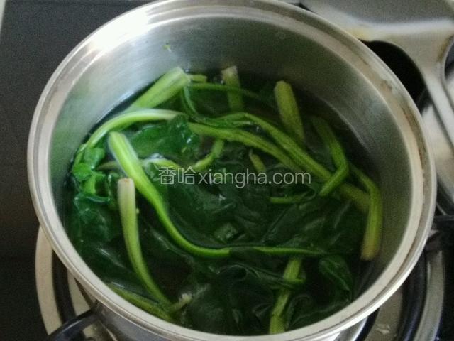 菠菜洗净大火焯水3分钟；