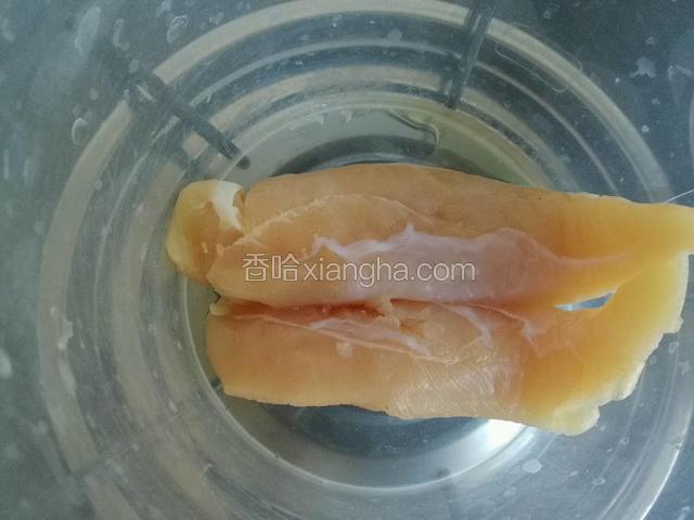 鸡胸肉洗净，内膜撕掉；