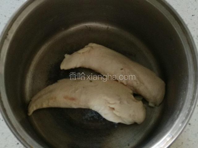 鸡胸肉大火焯水2分钟；