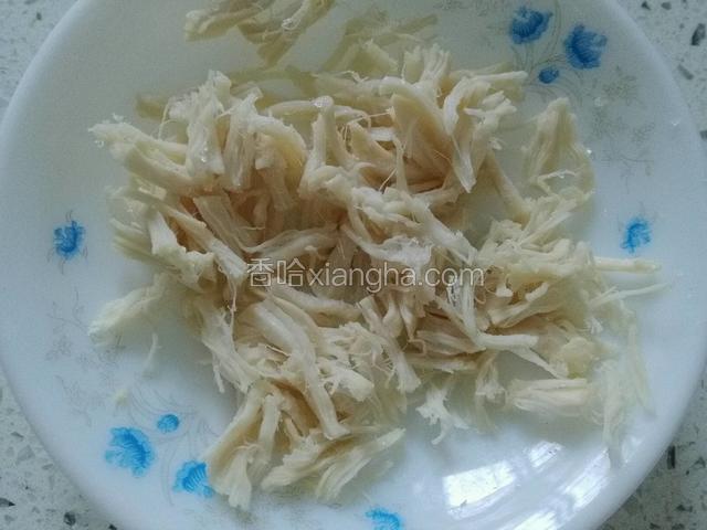用手顺方向轻轻撕鸡丝，和拌菜一起拌匀即食；