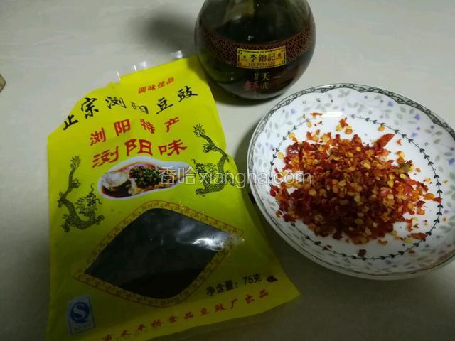 准备浏阳豆豉，辣椒粉，特鲜酱油。