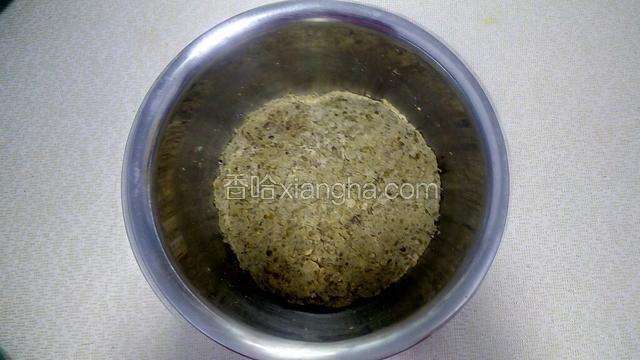 将煮熟的绿豆盛入盆中，用勺子把绿豆一点点压碎成泥状。备用。