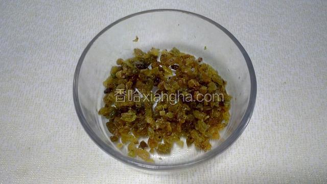 将葡萄干用刀切成碎丁，放入碗中，备用。