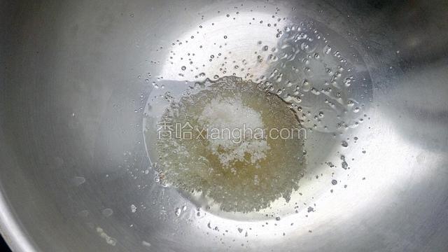 锅内放适量玉米油，烧热后放入白糖，小火，用铲子不停地翻动，使白糖慢慢融化。