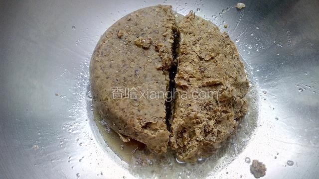 放入压碎的绿豆泥。