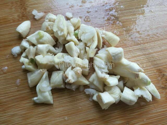 蒜拍一下，切碎。