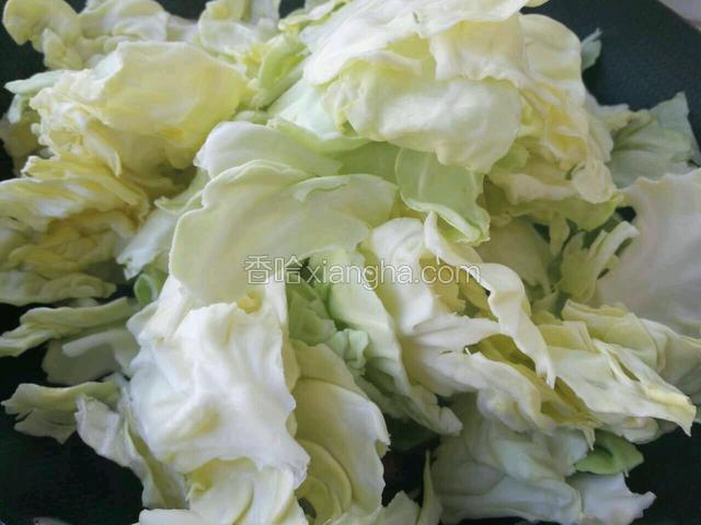 放入头菜翻炒。