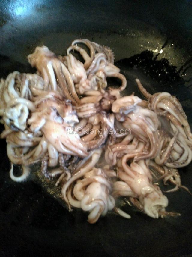 鱿鱼控水入锅，大火炒匀。
