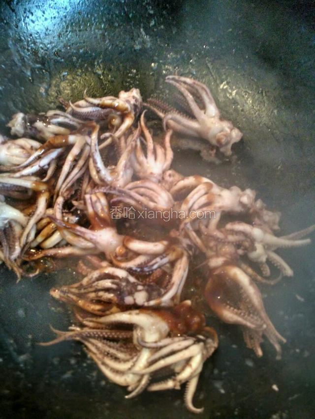 放烧烤酱，大火炒匀鱿鱼。