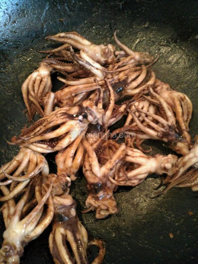 沾满酱汁后关火。已熟。
