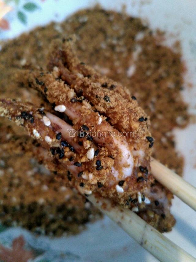 鱿鱼头一个个滚匀醼料。