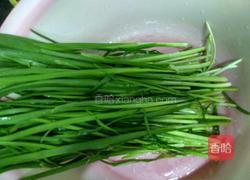 鱿鱼炒韮菜的做法图解2