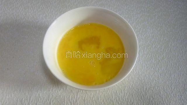 取两个鸡蛋，打入碗内，搅匀，备用。