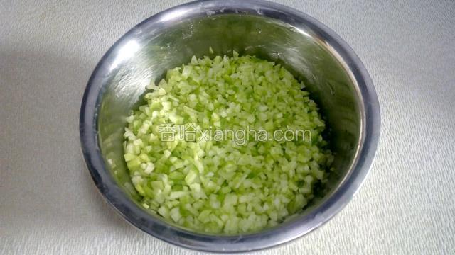 将青萝卜用菜刀切成小丁，放入盆内，备用。