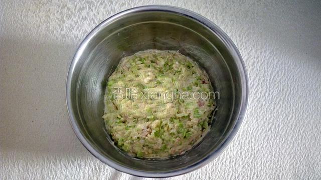 这是拌好的丸子馅，如果发现有点干，可以加入一点水，如果发现有点稀的话，就加入一点面粉。