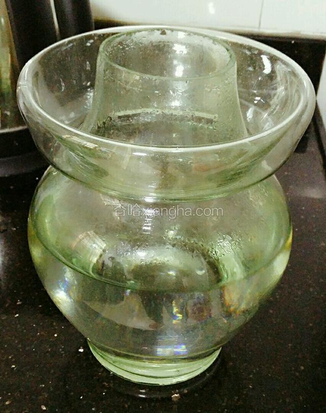 把容器洗净消毒，不要有油气。