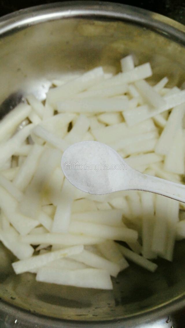 放盐腌30分钟，把萝卜水都腌出。