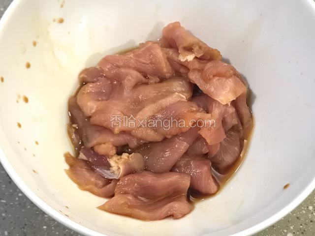 肉切成片，注意刀要快！！！豆角洗了，从两头和中间掰了，把中间的丝去了