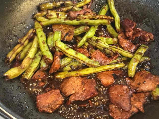 看看十分钟以后的豆角和肉？嗯，基本上就这样了。放一些盐吧。