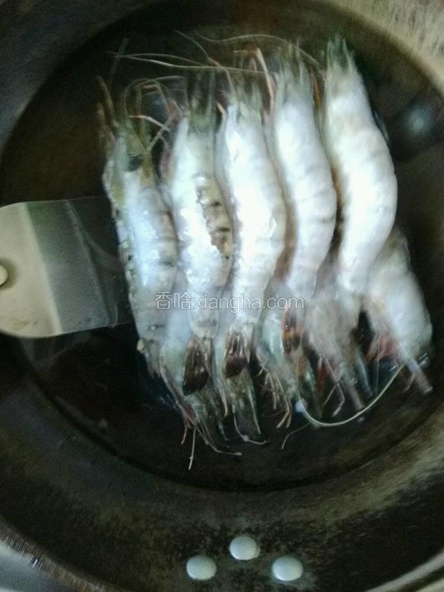 对虾化冻后用牙签祛除虾线、沙袋；