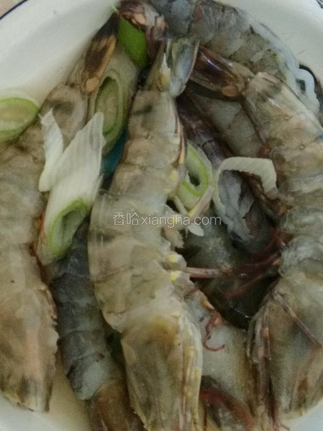 用料酒、盐、葱姜片，冰箱冷藏室煨制30分钟；