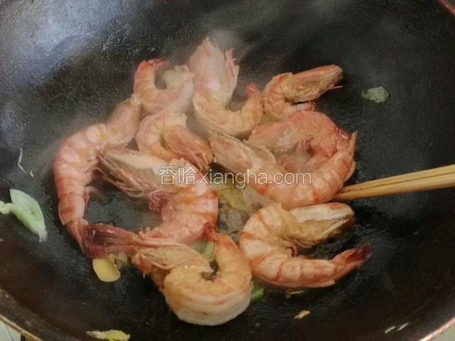 放入小粒儿冰糖，盖上锅盖中小火焖制12分钟，收汤即可；