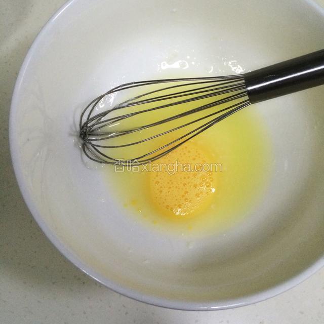 加入鸡蛋液，搅拌均匀。