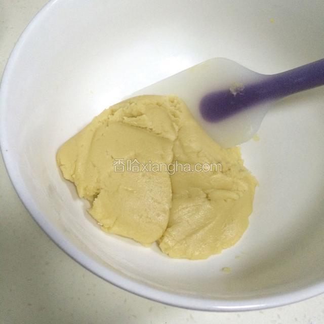 用刮刀翻拌至无干粉状态。