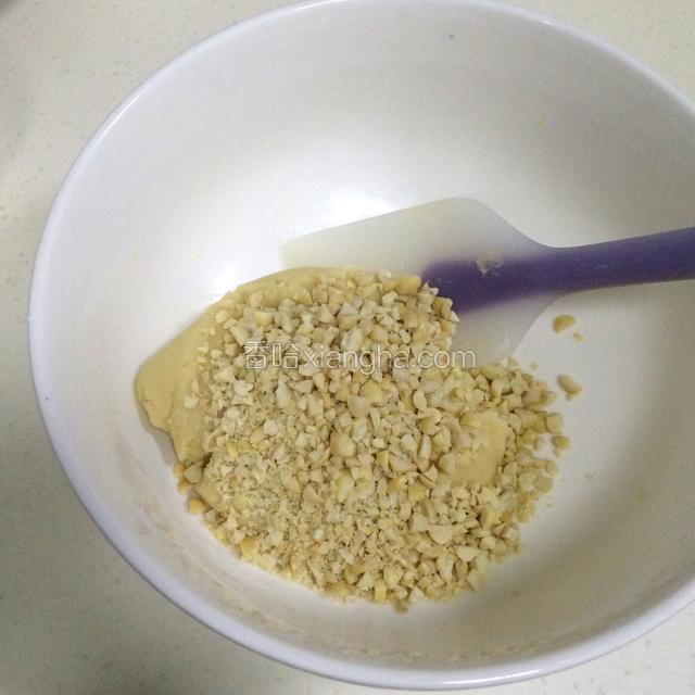 加入切好的花生碎。