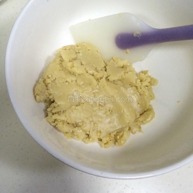 用刮刀翻拌均匀。