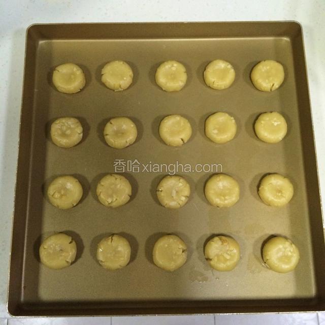 把花生酥面糊平均分成20等份，搓成小圆形，然后按扁。