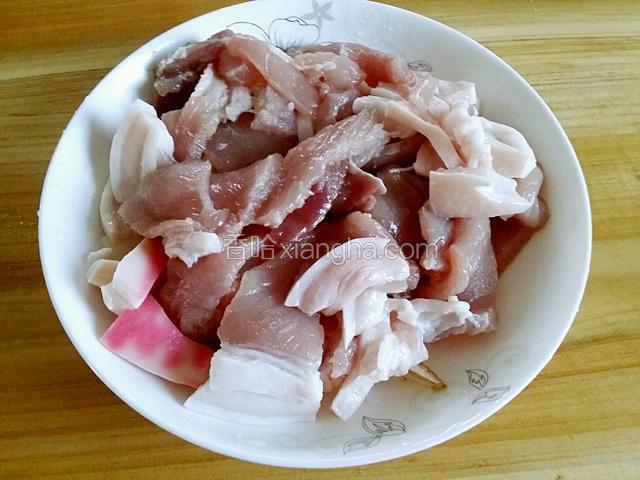 猪肉洗净切片待用。