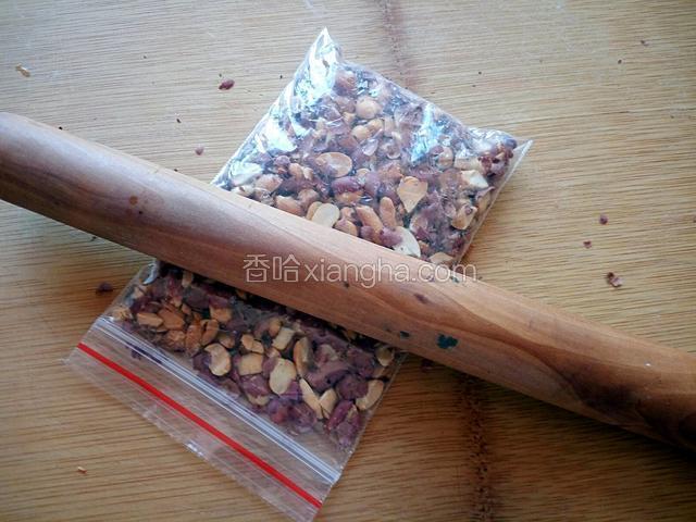花生烤熟以后稍凉凉装在袋子里，用擀面杖擀碎。