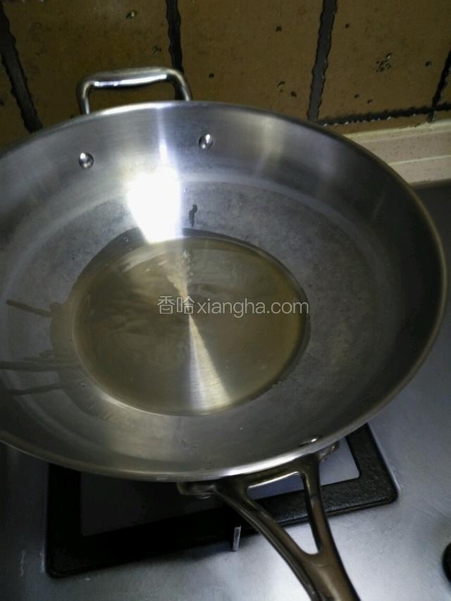 锅里加入少量油。