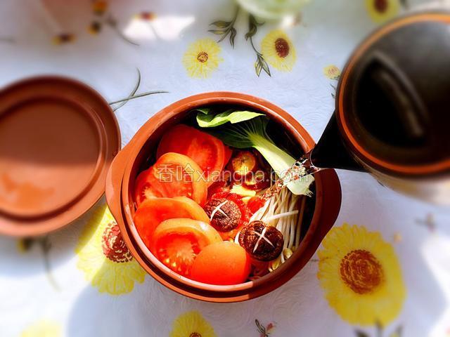 食材码好后，倒入清水，清水的量和食材持平或者食材的八分满，就可以不用太多，砂锅不怎么消耗水