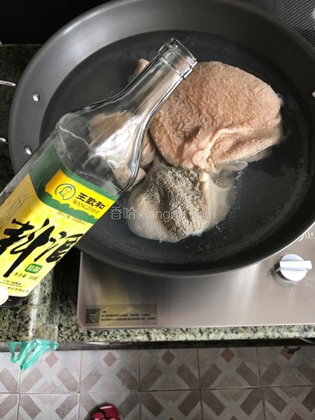把羊肚放入锅里焯水