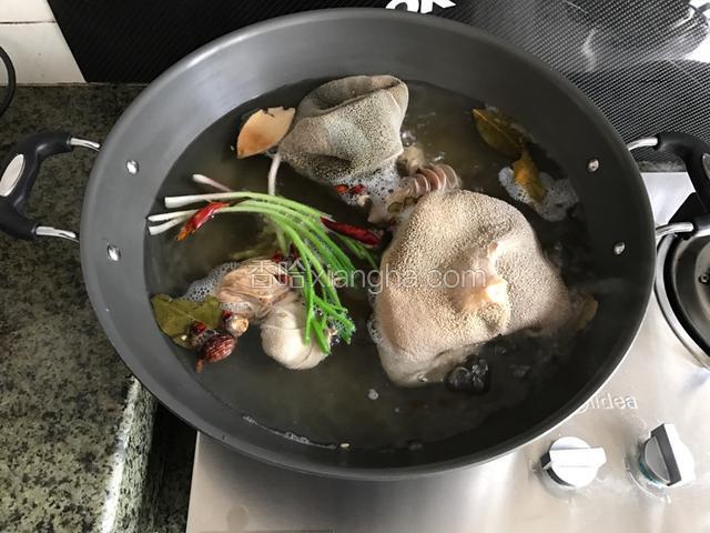 再加入调料包，生葱，姜进行第二次焯水。