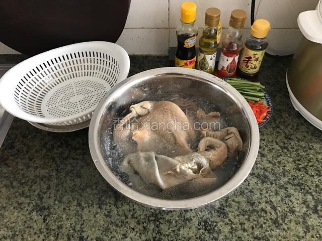 把羊肚放入冰水泡30分钟，令羊肚可以起到爽口脆滑的味道，泡之前，试试羊肚是否焯熟，如果没有熟可放入电压锅压15分钟，如果不熟吃起来会特别韧的。