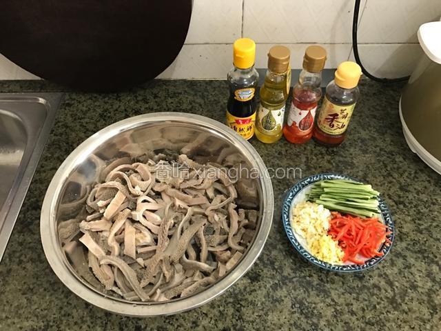 30分钟后捞起，沥干水份。切成羊肚丝。