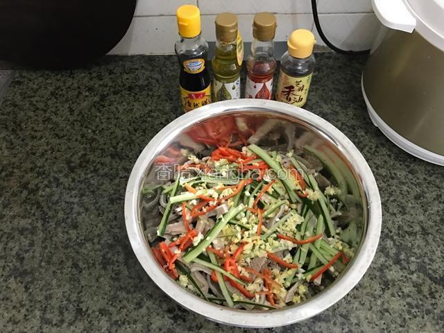 加入调料，调味油，酱油，适中即可。