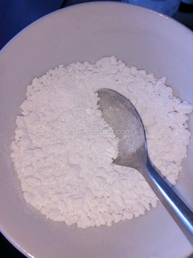 倒入木薯粉入碗中，水和木薯粉的比例是2比1，这样会比较浓稠