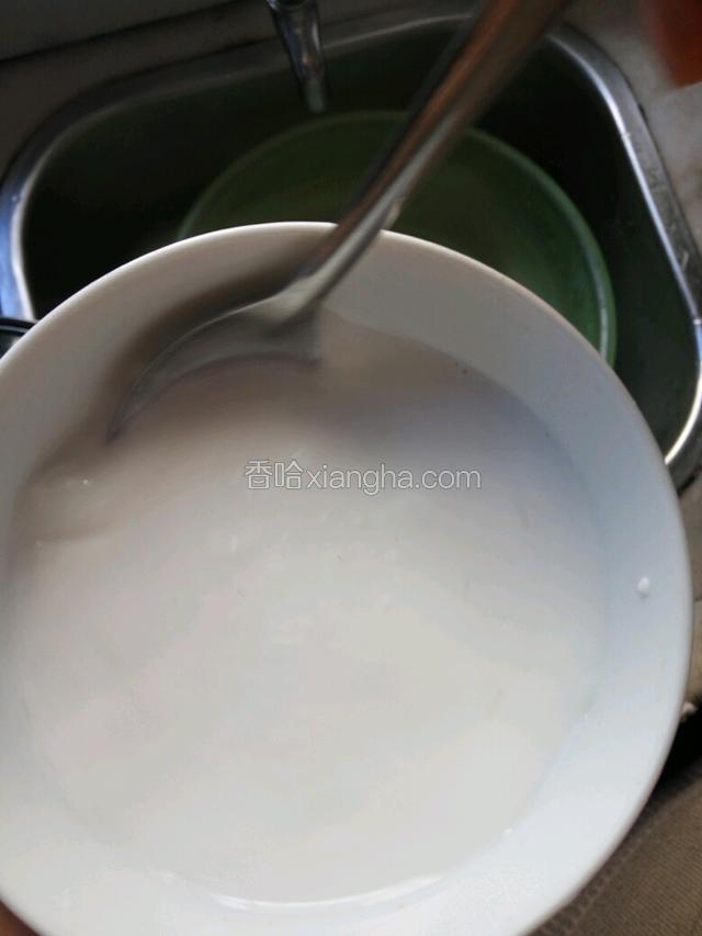 加入适量的水把木薯粉搅和均匀，没有小颗粒状