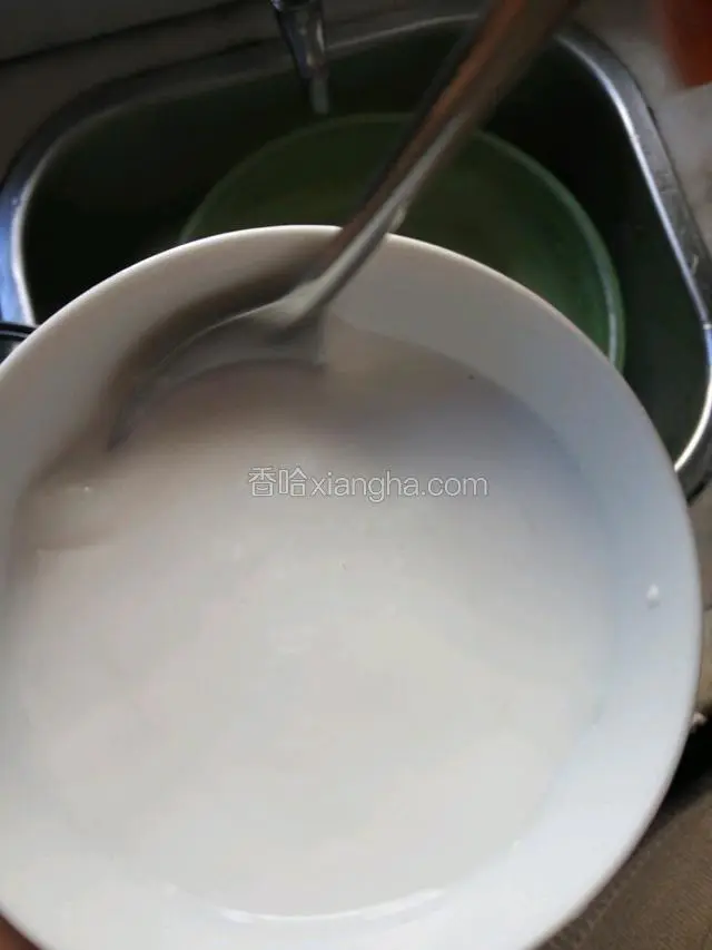 加入适量的水把木薯粉搅和均匀，没有小颗粒状